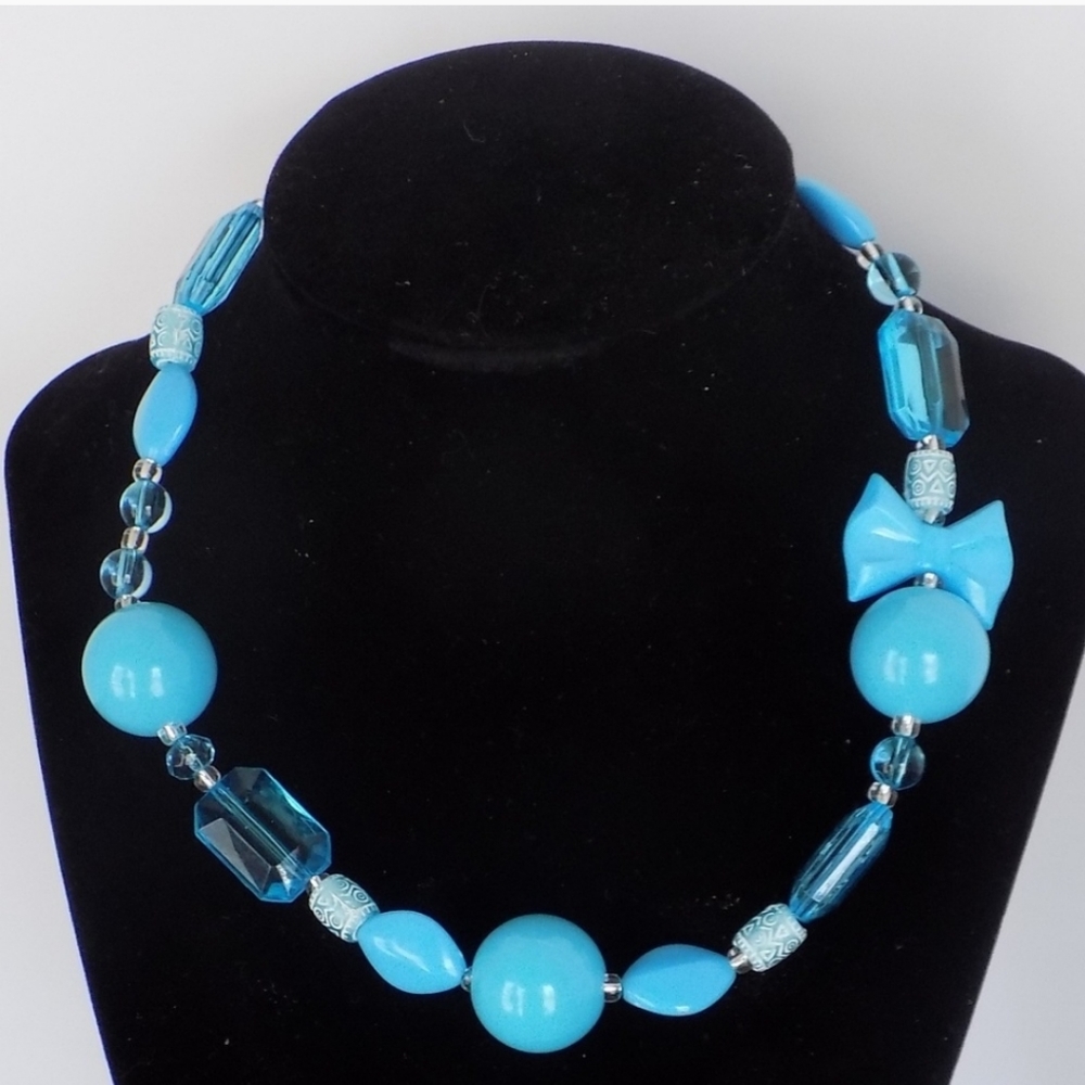 Beautiful chunky blue beaded Bow necklace with Toggle 16"